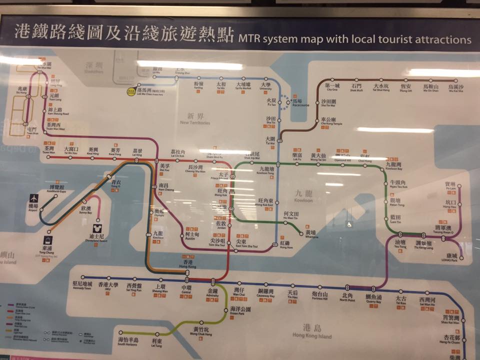 Mapa do metrô de Hong Kong (ali no canto esquerdo dá pra ver as estações do aeroporto e da Disney)