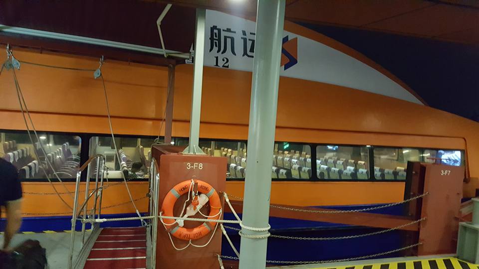 Balsa que sai do aeroporto de Hong Kong e vai para Macau e os portos de Shenzhen.